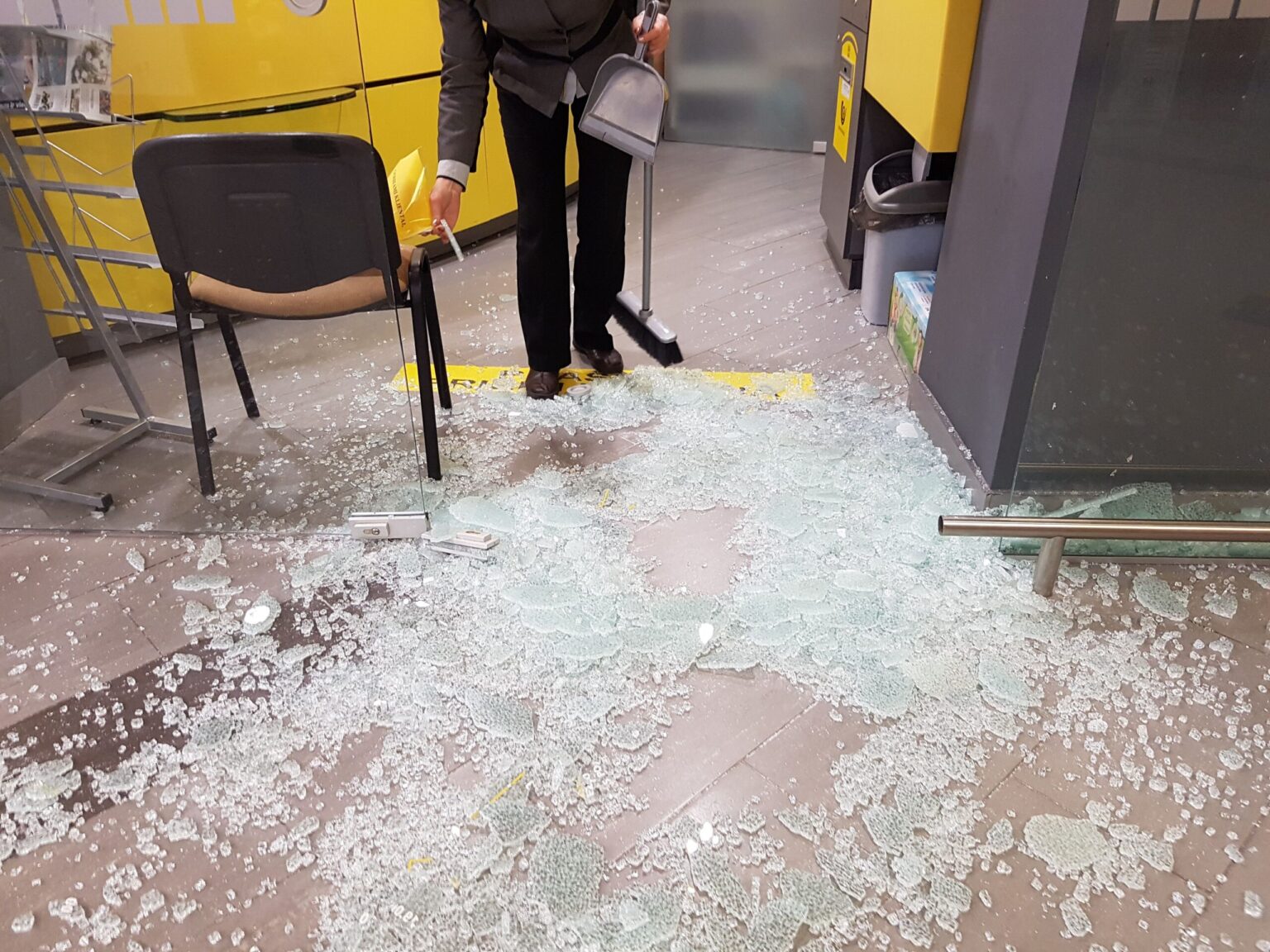 Apsilankymas pašto skyriuje, įsikūrusiame netoli autobusų stoties esančiame prekybos centre „Iki“, panevėžietei vos nesibaigė skaudžia nelaime.