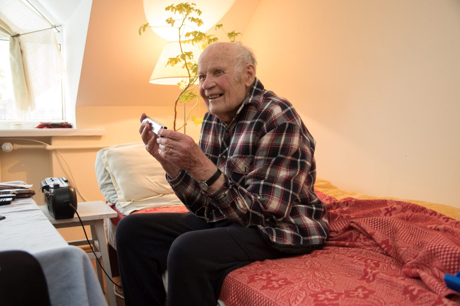 Šimtametis Šv. Juozapo globos namų gyventojas Anicetas Leipus be gilaus atokvėpio lūpine armonikėle gali sugroti visą „Žydrąjį Dunojų“.