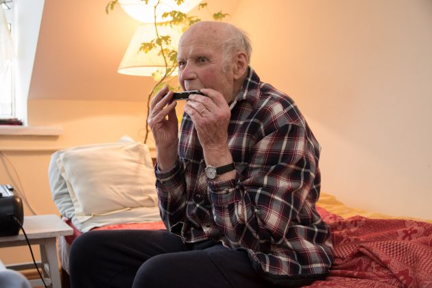 Muzikantas. Anicetas Šv. Juozapo globos namuose neliūdi ir kaimynus pralinksmina lūpinės armonikėlės garsais.