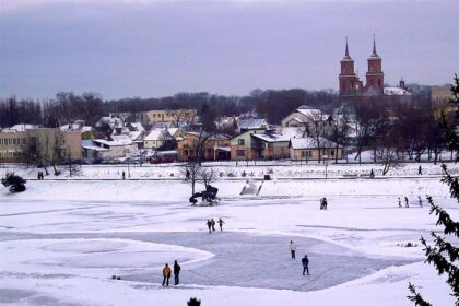 Dėl prasidėjusių Panevėžio modernaus baseino statybų šią žiemą panevėžiečiams likus be ledo arenos, mieste svarstoma išlieti čiuožyklą po atviru dangumi.