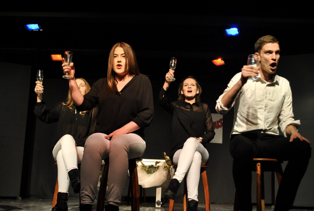 Teatro įskaita – renginys, kurio Juozo Miltinio gimnazijos mokiniai nekantriai laukia ketverius metus. Kad jis būtų įgyvendintas, trejus metus iš eilės stebime kitus ketvirtokus ir jų įkvėpti imame įsivaizduoti save ten, scenoje