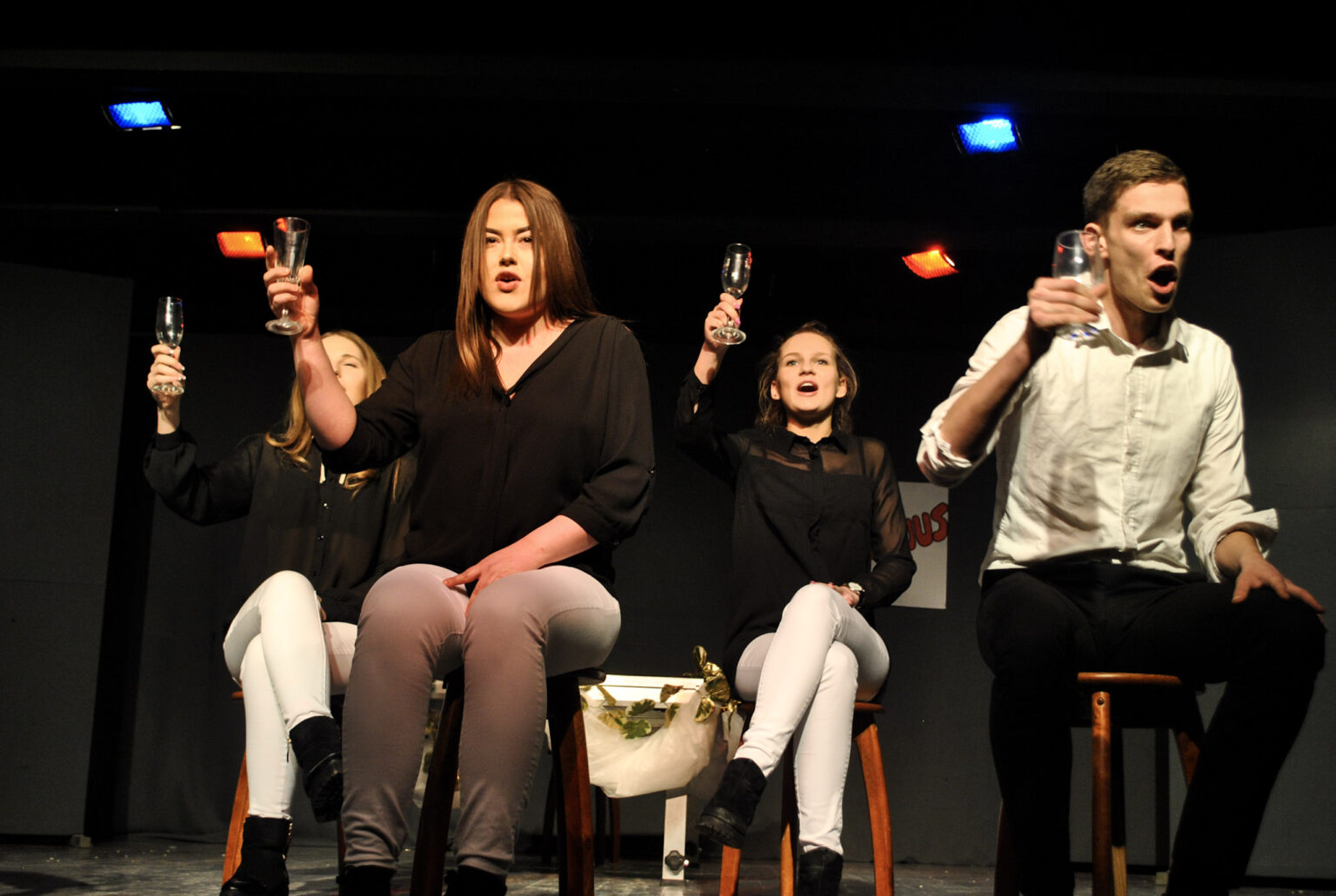 Teatro įskaita – renginys, kurio Juozo Miltinio gimnazijos mokiniai nekantriai laukia ketverius metus. Kad jis būtų įgyvendintas, trejus metus iš eilės stebime kitus ketvirtokus ir jų įkvėpti imame įsivaizduoti save ten, scenoje