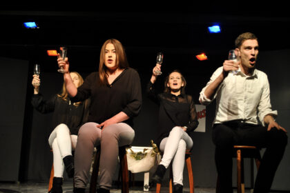 Teatro įskaita – renginys, kurio Juozo Miltinio gimnazijos mokiniai nekantriai laukia ketverius metus. Kad jis būtų įgyvendintas, trejus metus iš eilės stebime kitus ketvirtokus ir jų įkvėpti imame įsivaizduoti save ten, scenoje