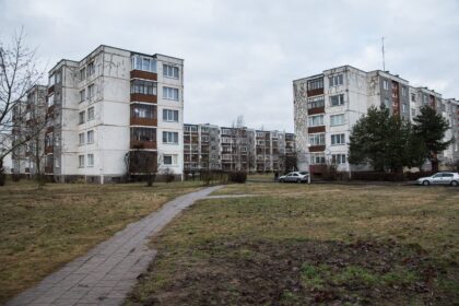 Palankesnes sąlygas renovuoti daugiabučius, kokias šiuo metu siūlo valstybė, sunku ir įsivaizduoti. Gyventojams, turintiems teisę į būsto šildymo išlaidų kompensavimą, valstybė kompensuoja paskolos renovacijos išlaidoms grąžinimą ir palūkanas