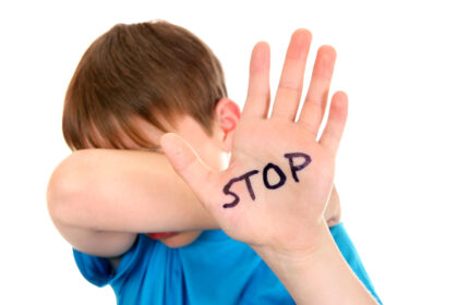 Po patėvio spyrio – kiti namai