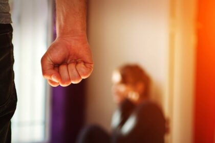 Jau tapo nemalonia tradicija, kad vos prasidėjus savaitgaliui, smurtautojai pradeda gniaužti kumščius. Neretai jie nepagaili net brangiausio žmogaus – mamos.