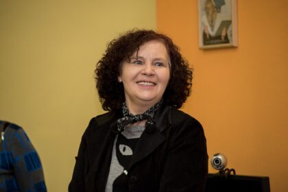 „Juodos katės pėdsakai“, – taip paslaptingai pavadinta Eglės Lipskienės tapybos darbų paroda šiuo metu veikia bibliotekoje „Šaltinėlis“.