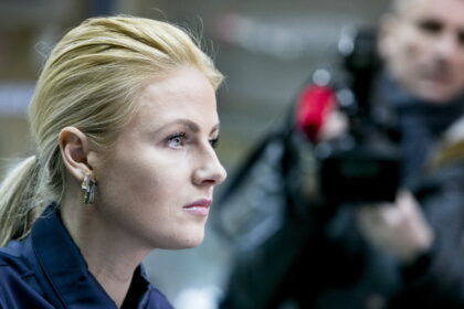 Pajuokai „valstiečius“ išstačiusi ir net artimiausiems partijos kolegoms iš akiračio dingusi Greta Kildišienė po įtempto skandalo ilsisi užsienyje.