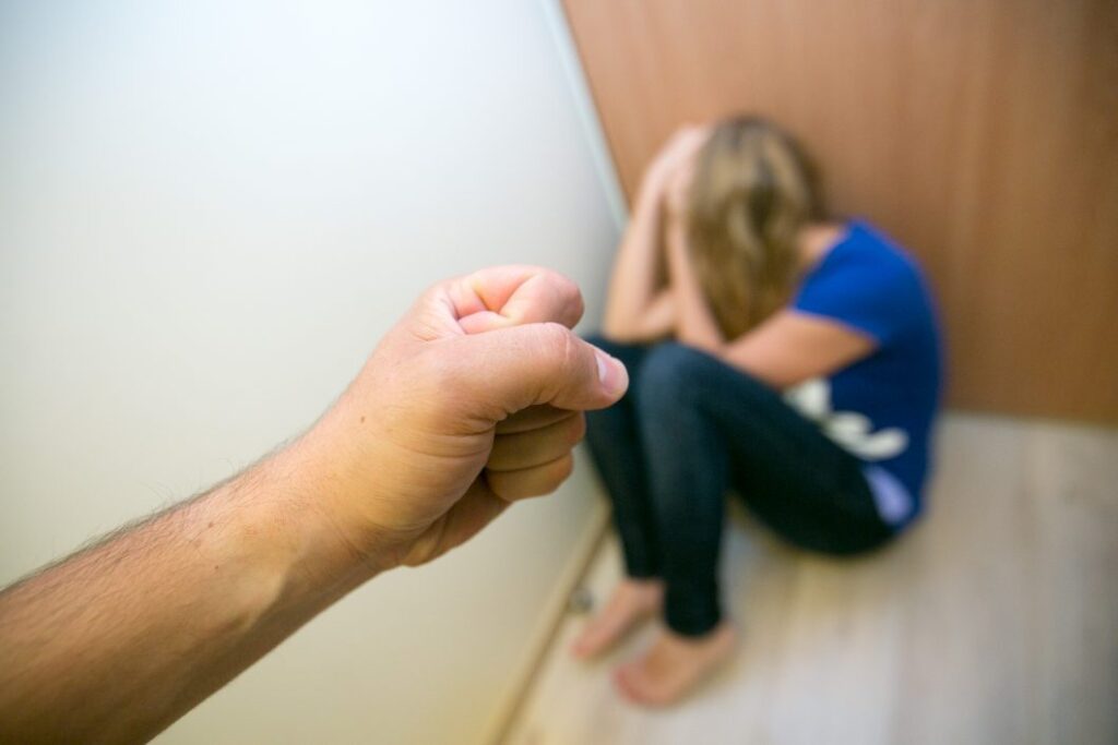Policijos pateikiamose įvykių suvestinėse – gausybė pranešimų apie smurtą šeimose. Nėra apskrityje rajono, iš kurio vieną ar kitą dieną neateitų žinia apie sutuoktinių ar sugyventinių mušamas žmonas, kartais smurto besigriebiančias ir pačias moteris, apie suaugusių vaikų puldinėjamus tėvus, brolių konfliktus. Pastaruoju metu ypač pagausėjo pranešimų apie prieš nepilnamečius vaikus smurtaujančius tėvus.