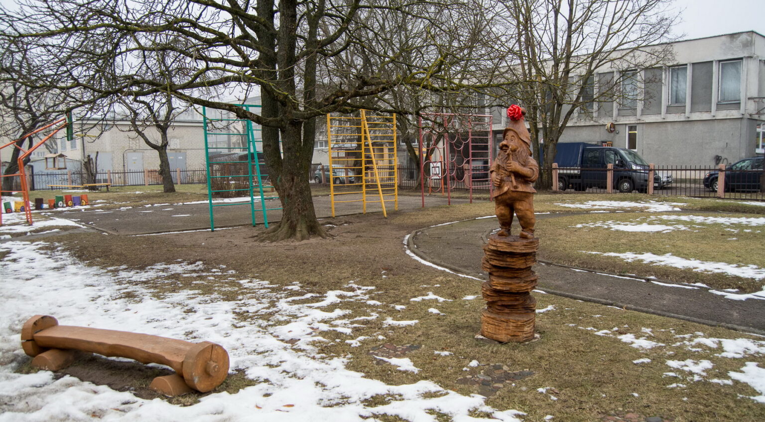 Girtuoklių pamokos. Šlitinėjantys girtuokliai, keiksmai, numestos nuorūkos ir muštynės – tai, pasirodo, gyvas pavyzdys vaikams, kaip nereikia elgtis.