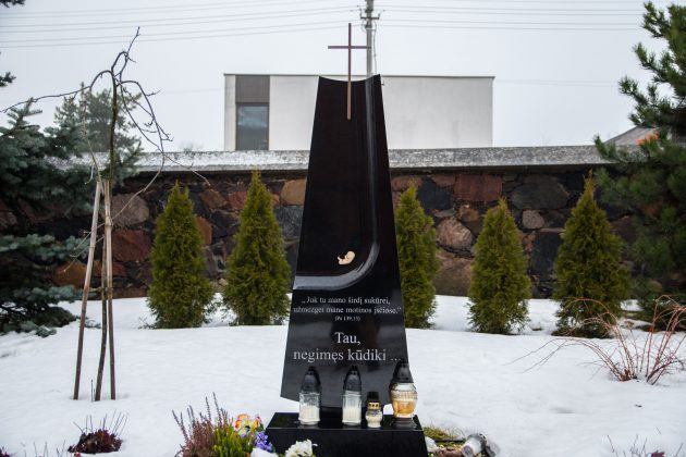 Paminklas negimusiems kūdikiams Šv. apaštalų Petro ir Povilo bažnyčios šventoriuje atsirado tikinčiųjų pageidavimu, kurį padėjo išpildyti klebonas R. Zdanys. T. Šiaudinio nuotr.