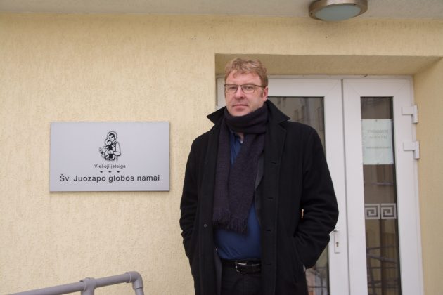 Šv. Juozapo globos namų direktorius Patrikas Skrudupis įsitikinęs, kad žmones vėl reikia pratinti gamintis maistą.