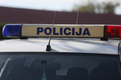 Kai kam atrodo, kad automobilių kuro degalinėse pirkti neverta. Geriau jo prisisiurbti iš vilkikų bakų.