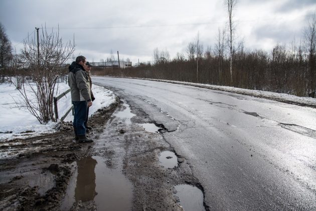 Ties Pušaloto g. posūkiu gyvenantieji tapę ne vienos avarijos liudininkais, kai nelaimės neišvengta įvažiavus į gilią duobę. T. Šiaudinio nuotr.