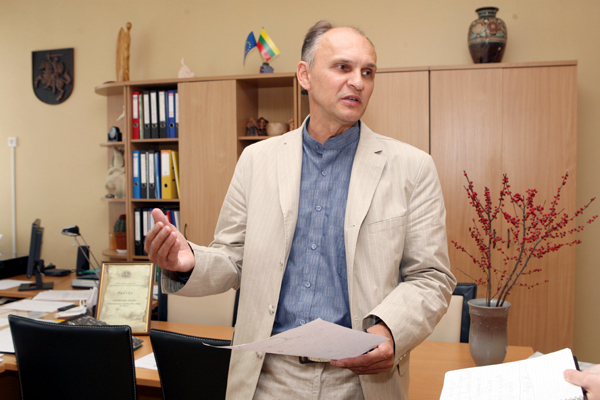 Panevėžio dailės mokyklos direktorius V. Tallat-Kelpša bijo, kad naujoji ugdymo įstaiga taps fabriku, kuriame mokysis daugiau nei tūkstantis mokinių, o jame darbuosis per šimtą pedagogų. 