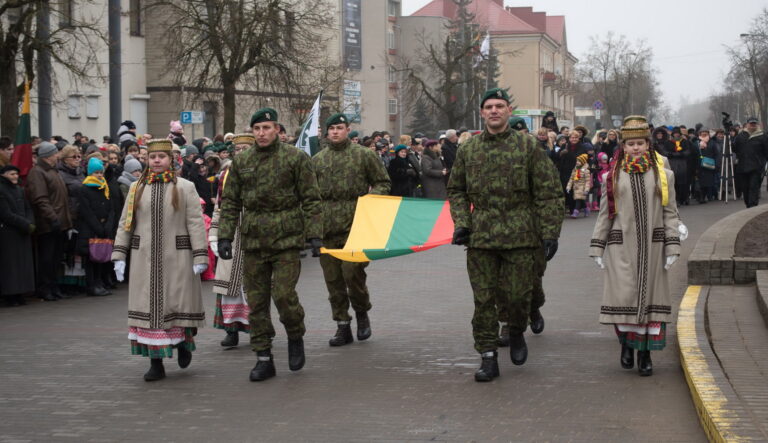 Svarbiausią valstybės šventę – Vasario 16-ąją šimtai panevėžiečių minėjo drauge vieningai giedodami tautišką giesmę Laisvės aikštėje.