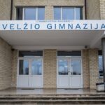 Tiek žmonių, tiek gyvūnų vaikai mokosi iš pavyzdžių. Gamtoje šios senos taisyklės dar paisoma, o ugdymo naujovių užvaldyti suaugusieji pamiršta, kad tik jie yra mažųjų Žemės gyventojų veidrodis. Jei tėvai, mokytojai ir kiti ugdymui svarbūs asmenys mokės elgtis sąžiningai, teisingai, jaus empatiją, gerumą, dėkingumą, tai ir juos supantiems vaikams šios savybės nebus svetimos.