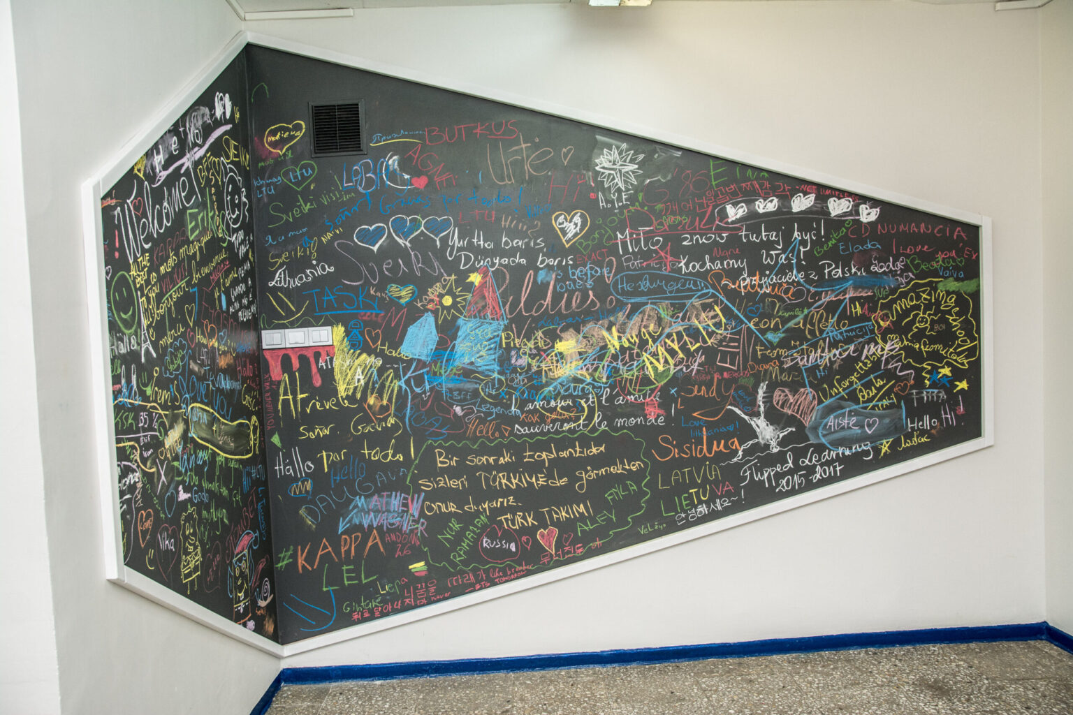 Panevėžio rajono Velžio gimnazijoje mokiniai atvirai rašinėja ant sienų ir nėra baudžiami.