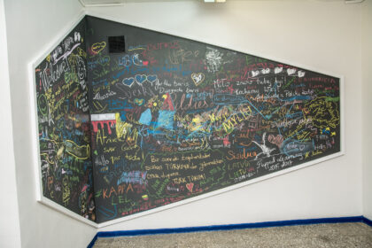 Panevėžio rajono Velžio gimnazijoje mokiniai atvirai rašinėja ant sienų ir nėra baudžiami.