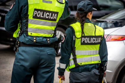 Panevėžio Skaistakalnio parke 32 metų vyras bandė pasipriešinti Panevėžio AVPK kuopos Mobiliojo būrio vyr. patruliams, spirdamas jiems į kojas.