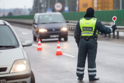 Ne tik lietuviai rizikuoja sėsti už vairo neblaivūs, bet ir užsienio piliečiai. Žinia, už tai gresia baudžiamoji atsakomybė.
