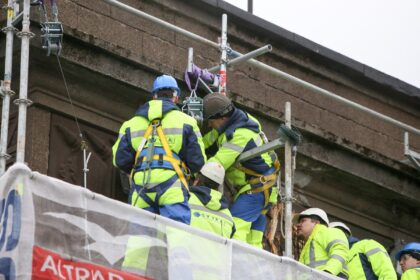 Vyriausybė trečiadienį leido lengviau įdarbinti kai kurių sričių specialistus iš užsienio. Tačiau kai kurie opozicijos politikai perspėja, kad taip gali būti atveriamas kelias pigesnei darbo jėgai, kuri stabdys lietuvių atlyginimų augimą.