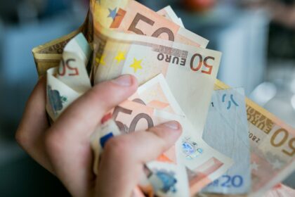 Panevėžyje, Smėlynės g. sustabdytame 25-erių vaikino vairuojamame automobilyje policijos pareigūnai aptiko didelį kiekį padirbtų eurų kupiūrų.