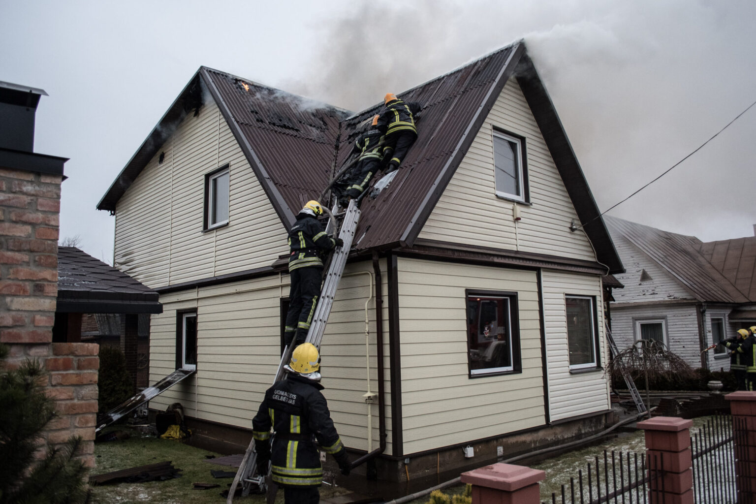 Apie vidurdienį užsiliepsnojus dviejų aukštų gyvenamajam namui, senelis puolė gelbėti trejų metų anūko, tačiau drąsus poelgis baigėsi tragedija. Nors medikai ir ugniagesiai dėjo visas pastangas, abi gyvybės užgeso.
