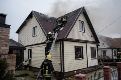 Apie vidurdienį užsiliepsnojus dviejų aukštų gyvenamajam namui, senelis puolė gelbėti trejų metų anūko, tačiau drąsus poelgis baigėsi tragedija. Nors medikai ir ugniagesiai dėjo visas pastangas, abi gyvybės užgeso.