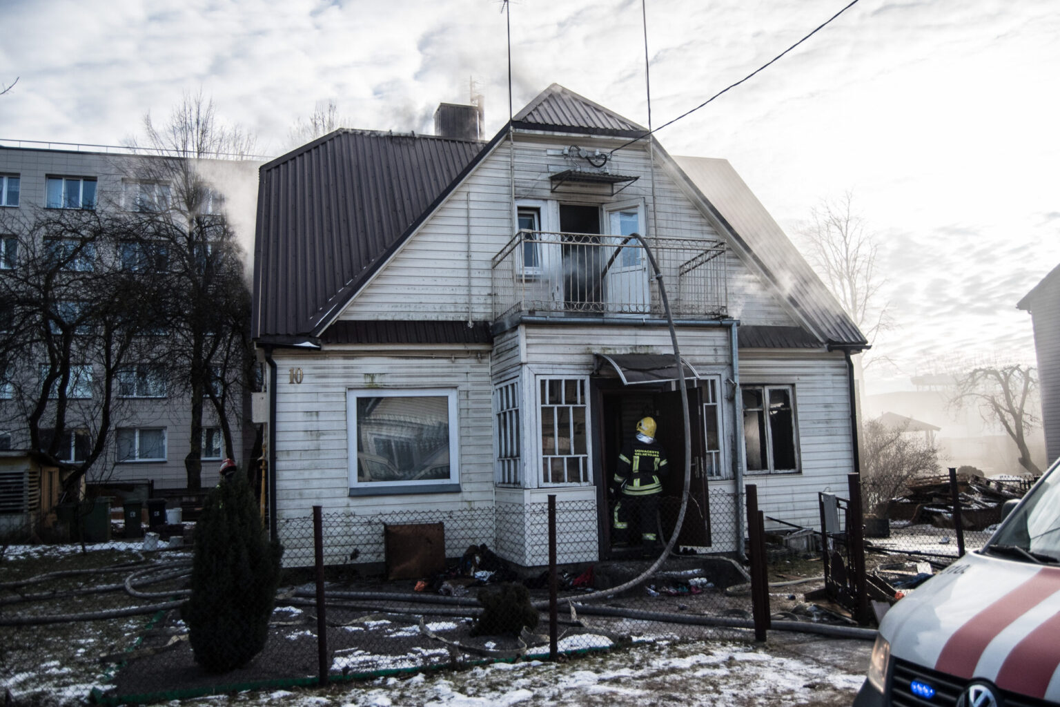 Ketvirtadienio popietę Panevėžyje ugniagesiai skubėjo gesinti Lakštingalų gatvėje degančio dviejų aukštų medinio gyvenamojo namo.