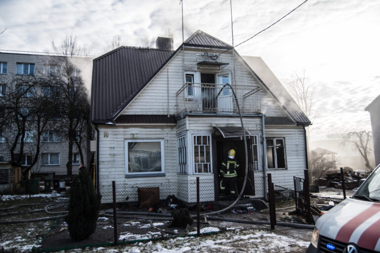 Ketvirtadienio popietę Panevėžyje ugniagesiai skubėjo gesinti Lakštingalų gatvėje degančio dviejų aukštų medinio gyvenamojo namo.
