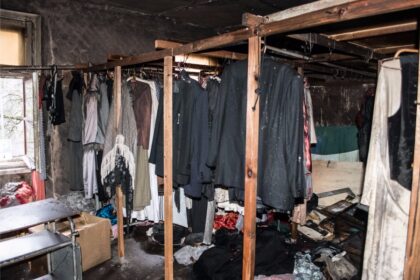 Teatro gerbėjai raginami suklusti. Antradienio naktį Vasario 16-osios gatvėje kultūros paveldo pastate kilęs gaisras sugadino jame laikomus teatro „Menas“ spektaklių drabužius.