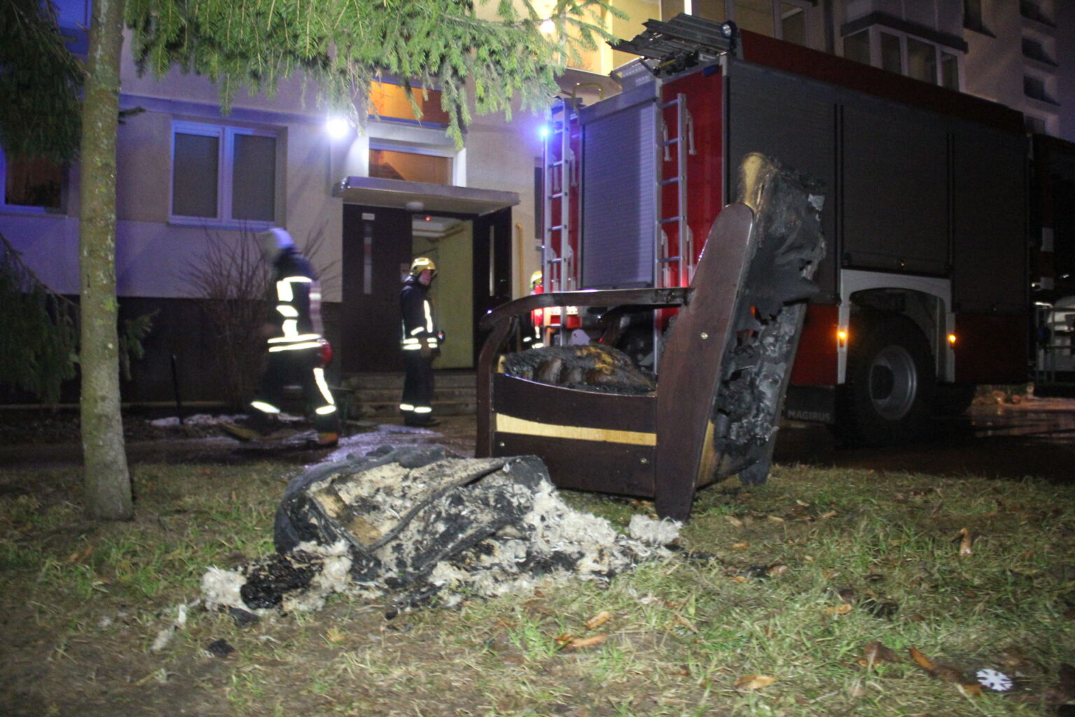 Prieš pat vidurnaktį ugniagesiai gavo pranešimą apie Algirdo gatvėje 23 degantį daugiabutį.