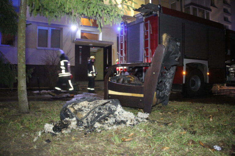 Prieš pat vidurnaktį ugniagesiai gavo pranešimą apie Algirdo gatvėje 23 degantį daugiabutį.