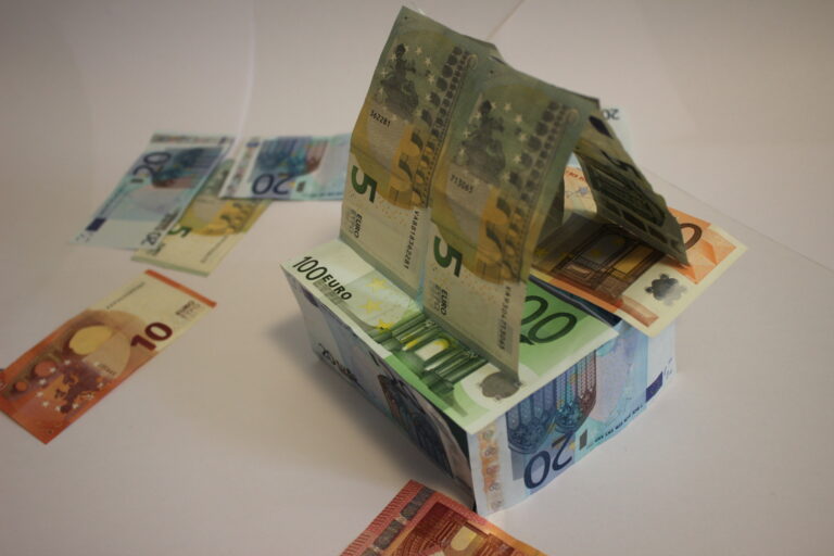 Panevėžio apygardos prokuratūroje atliekant ikiteisminį tyrimą dėl sukčiavimo, turto pasisavinimo, nusikalstamo bankroto bei kitų galimai įvykdytų nusikalstamų veikų, šiandien buvo kreiptasi į teismą