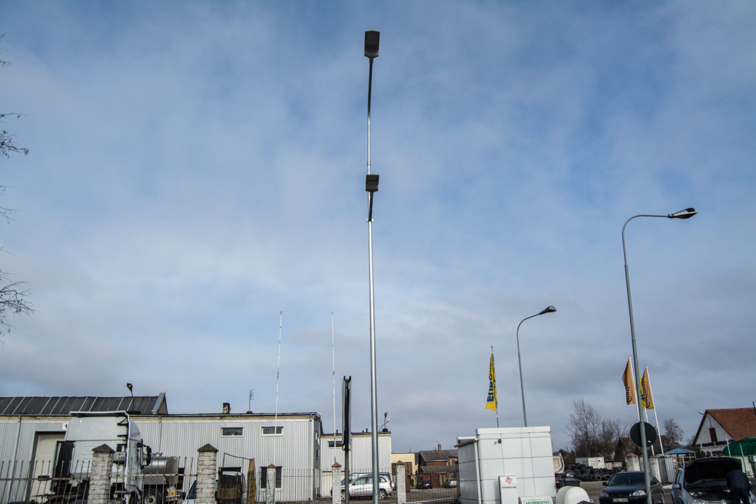 Panevėžio savivaldybė džiaugiasi atsinaujinančiomis pagrindinėmis miesto gatvėmis bei moderniu vadinamuoju LED apšvietimu, tačiau dalis gatvių vis dar skęsta tamsoje.