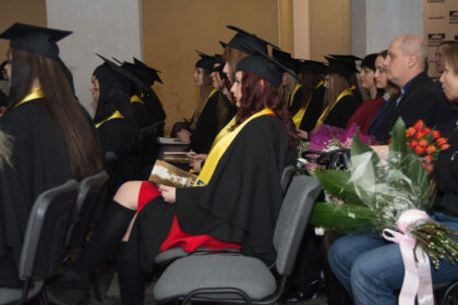 Panevėžyje – šventiškai nusiteikusių ir mantijomis pasipuošusių absolvenčių šurmulys. 27-ioms Panevėžio kolegijos bendrosios praktikos slaugytojoms šiandien iškilmingai įteikti diplomai.