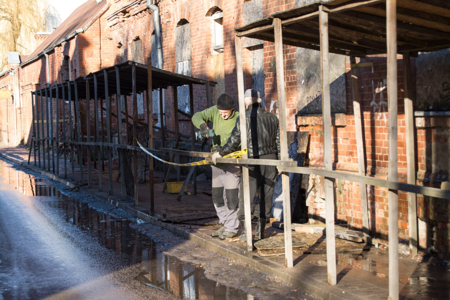 Praeivius nuo trupančių buvusio Panevėžio konservų fabriko sienų saugantis metalo strypų ir medinių stogelių statinys vakar tiesiog žnektelėjo ant šaligatvio.