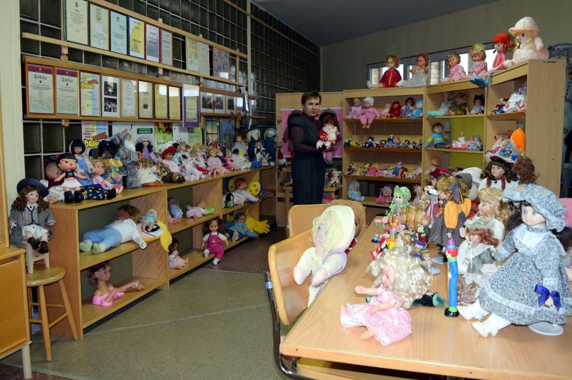 Lėlės. Panevėžio „Šaltinio“ progimnazijos istorijos muziejuje veikia pradinių klasių mokytojos Meilutės Greičiuvienės lėlių kolekcijos paroda. Ekspozicijoje galima pamatyti 230 lėlių.