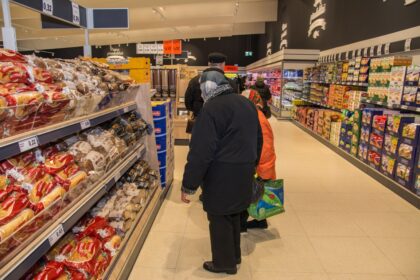 Kol gyventojai skundžiasi vis didėjančiomis maisto kainomis, Vyriausybės atstovai pristatė minimalių poreikių krepšelį, pagal kurį vienas lietuvis galėtų išgyventi vos už 238 eurus per mėnesį.