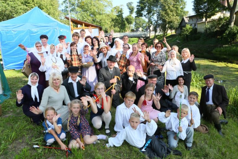 Teatras. Aukščiausias neprofesionalių meno kolektyvų įvertinimas - „Aukso paukštė“ vėl atskrido į Panevėžio rajoną. Ji jau ne pirmą kartą, nutūps Miežiškiuose.