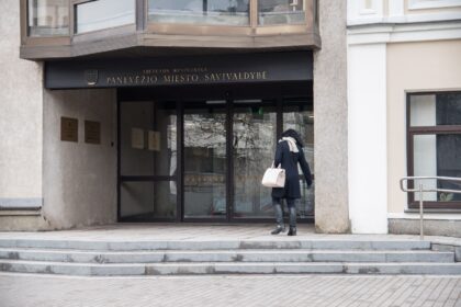 Panevėžio apylinkės teismas grąžino darbą praėjusiais metais iš miesto savivaldybės dėl reorganizacijos atleistai specialistei Lilijanai Sandienei.