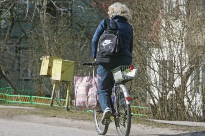 Kaimo laiškininkams – neramios dienos. Lietuvos pašto vadovams paskelbus apie tinklo reformą, daugelyje Panevėžio rajono vietovių stacionarių pašto įstaigų neliks. Kaip į kaimą veržiasi naujas laiškininkų amžius?