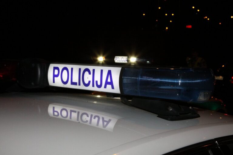 Vienam prireikė šautuvo, kitam kelnių