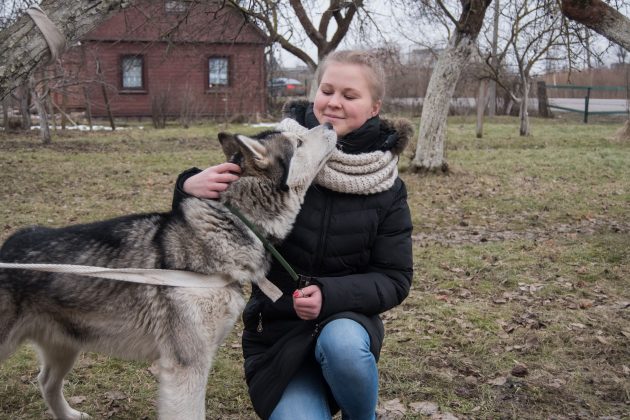 J. Balčikonio gimnazijos abiturientė A. Lukšytė, iš pradžių nedrąsiai ėjusi prie keturkojų, dabar su visais susidraugavo. Kaip juokauja mergina, jos svajonė turėti šuniuką išsipildė su kaupu – prieglaudoje jų kelios dešimtys. T. Šiaudinio nuotr.