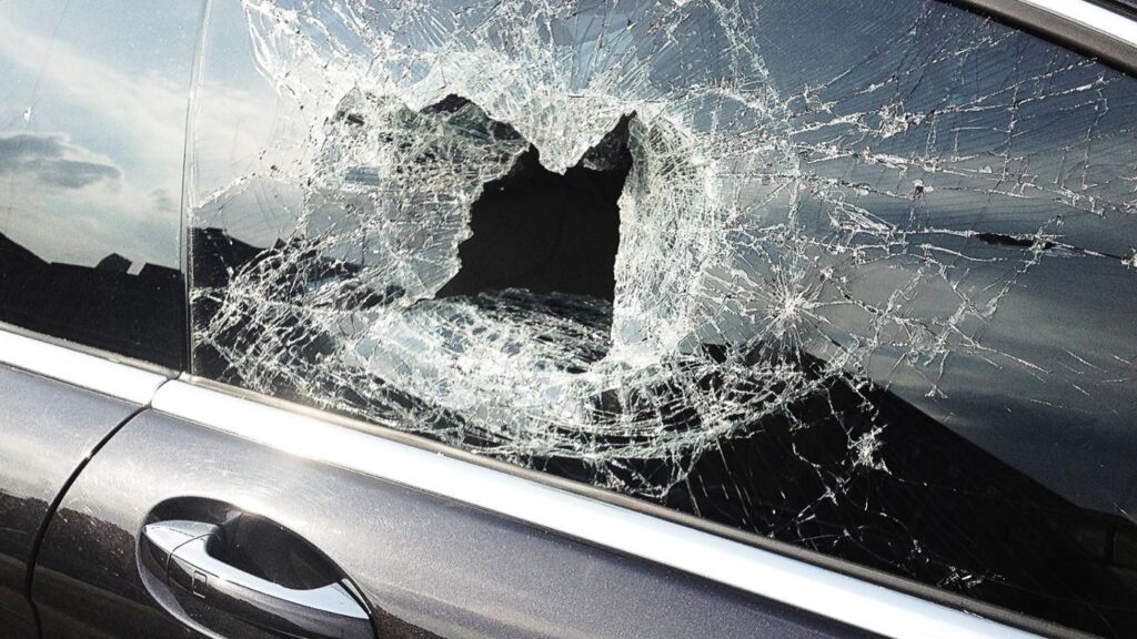 Kone kiekvieną rytą kai kuriems Panevėžio gyventojams tenka patirti nemalonių staigmenų – pamatyti išdaužytus pastatų ar automobilių langus ir suniokotą ar pasisavintą turtą.
