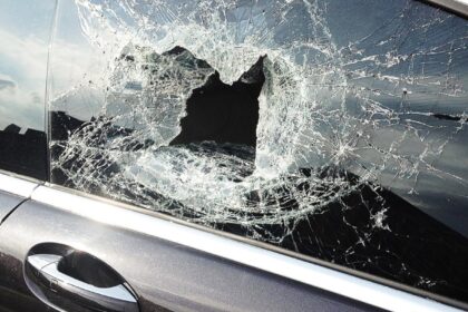 Kone kiekvieną rytą kai kuriems Panevėžio gyventojams tenka patirti nemalonių staigmenų – pamatyti išdaužytus pastatų ar automobilių langus ir suniokotą ar pasisavintą turtą.