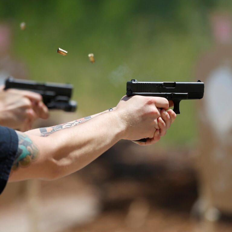 Valstybės skolininkai, tvirtinantys, kad neturi jokio turto, bet planuojantys įsigyti ne vieną tūkstantį eurų kainuojantį ginklą bei gauti jam leidimą, to nebegalės legaliai padaryti.