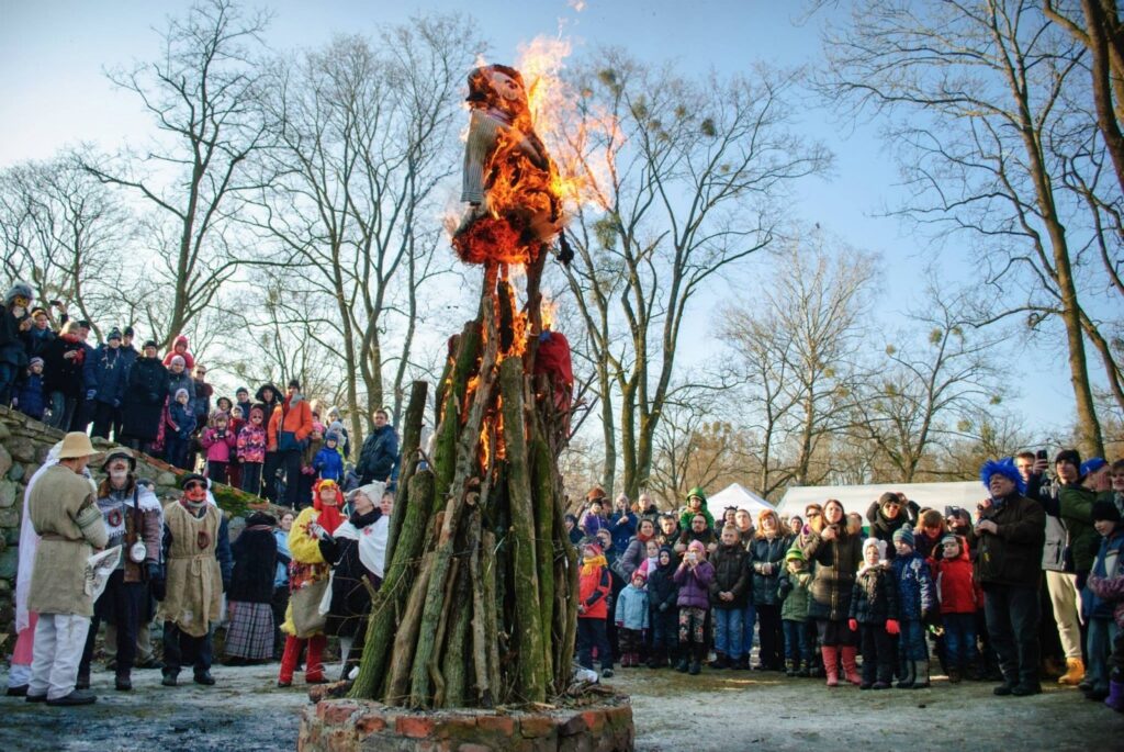 Netikėtai sugrįžusi žiema ilgai užsibūti neturėtų, mat Panevėžio rajone Užgavėnių dalyviai ją jau triukšmingai veja iš kiemo.