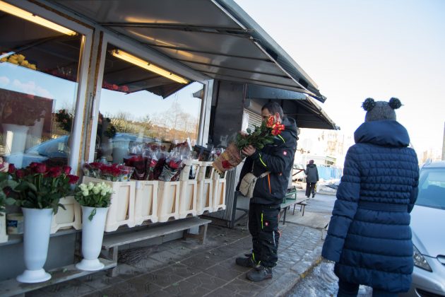 Vos išaušus Šv. Valentino dienai vyrai skubėjo pirkti savo mylimosioms gėlių. T. Šiaudinio nuotr.